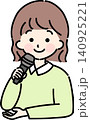 マイクを持つ女性 140925221