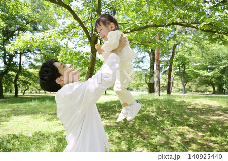 愛娘を高い高いする若い父親 愛娘を高い高いする若い父親 140925440