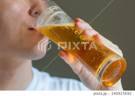 飲みかけのグラスビール 飲みかけのグラスビール 140925692