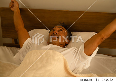 ベッドで眠るシニア男性 ライフスタイルイメージ ベッドで眠るシニア男性 ライフスタイルイメージ 140925912