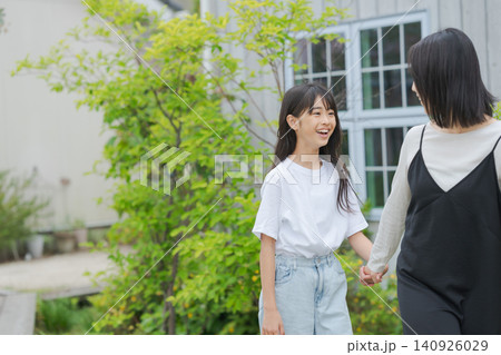 庭で遊ぶ親子 140926029