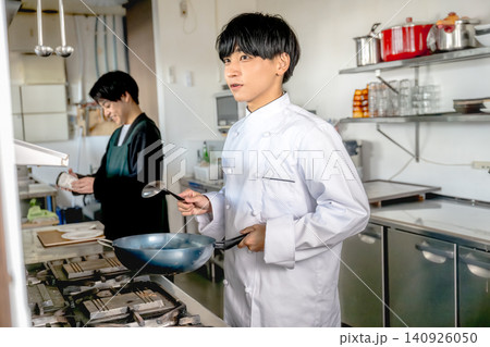 厨房で調理する若い料理人 厨房で調理する若い料理人 140926050