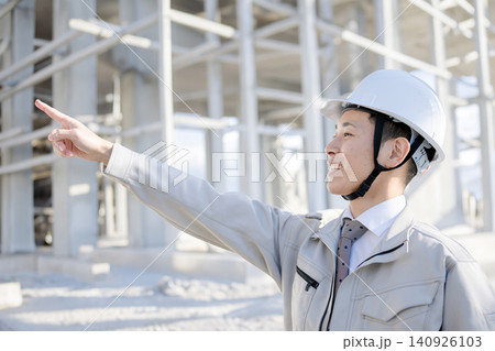 工場で指差し確認する男性作業員 工場で指差し確認する男性作業員 140926103
