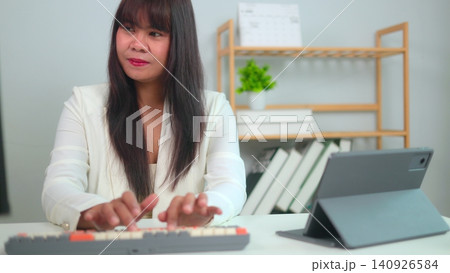 businesswoman working on computer 140926584