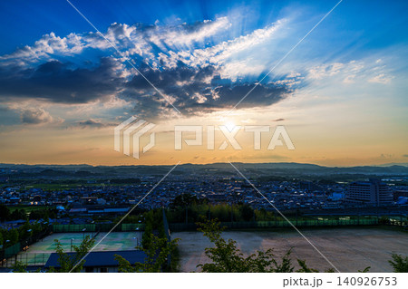 京都府南部南山城の高台から望む夕景　山際を黄金色に染めながら上空に光を投げかける夕日① 140926753