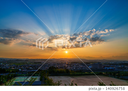 京都府南部南山城の高台から望む夕景 山際を黄金色に染めながら上空に光を投げかける夕日➅ 京都府南部南山城の高台から望む夕景 山際を黄金色に染めながら上空に光を投げかける夕日➅ 140926758