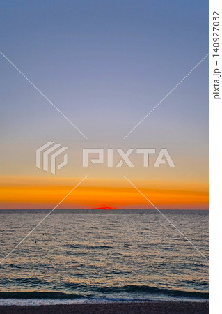 Serene Twilight Over the Ocean Horizon Capturing Peaceful Sunset Glow in Calming Blues and Oranges for Tranquil Background 140927032