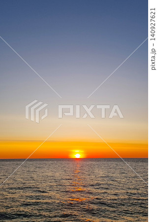 Serene Sunset Over Ocean Horizon - Tranquil Evening Scene for Nature Relaxation Serene Sunset Over Ocean Horizon - Tranquil Evening Scene for Nature Relaxation 140927621