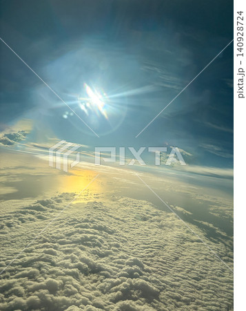 雲海をオレンジに染める眩しい太陽 雲海をオレンジに染める眩しい太陽 140928724