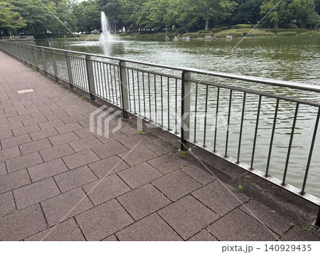 公園の噴水と柵 140929435