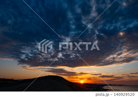鳥取砂丘の夕日 鳥取県鳥取市 鳥取砂丘の夕日 鳥取県鳥取市 140929520