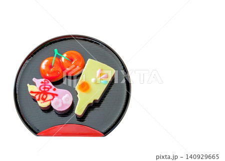和皿に盛った祝い菓子(羊羹)正月イメージ、年賀状素材 和皿に盛った祝い菓子(羊羹)正月イメージ、年賀状素材 140929665