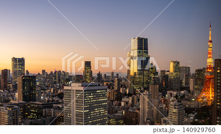 マジックアワー時の東京タワーと麻布台ヒルズ、高層ビル群の都市風景 マジックアワー時の東京タワーと麻布台ヒルズ、高層ビル群の都市風景 140929760