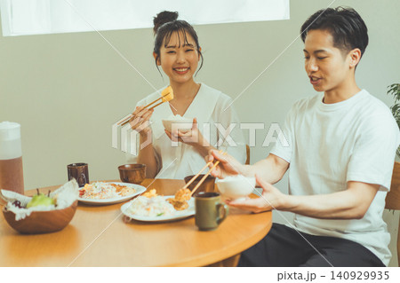 自宅のダイニングで朝食を楽しむ笑顔のカップル 140929935