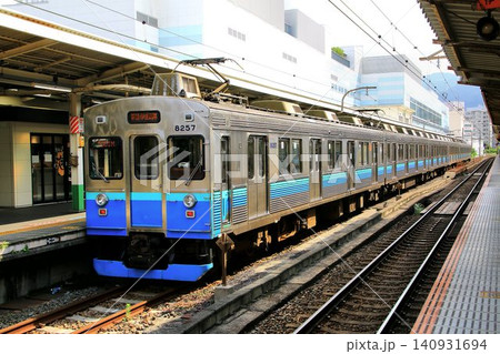 伊豆急行線へ直通運転… 『熱海駅』に停車中の【8000系】電車 伊豆急行線へ直通運転… 『熱海駅』に停車中の【8000系】電車 140931694
