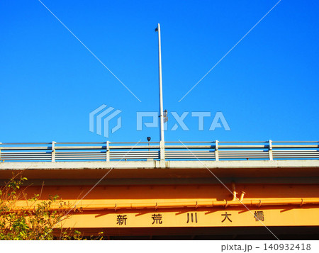 埼玉県川口市と東京都北区を結ぶ新荒川大橋と青空の風景 埼玉県川口市と東京都北区を結ぶ新荒川大橋と青空の風景 140932418