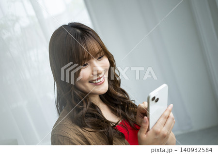 若い女性 スマホ 笑顔 検索 若い女性 スマホ 笑顔 検索 140932584