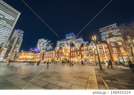 東京駅の都市夜景 ライトアップされた駅舎と高層ビル群【東京都・千代田区】 東京駅の都市夜景 ライトアップされた駅舎と高層ビル群【東京都・千代田区】 140933324