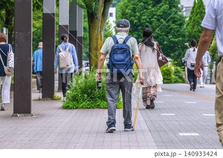 日本の横浜都市景観 杖の高齢男性…高齢化社会 人生とは…=横浜市内で 日本の横浜都市景観 杖の高齢男性…高齢化社会 人生とは…=横浜市内で 140933424
