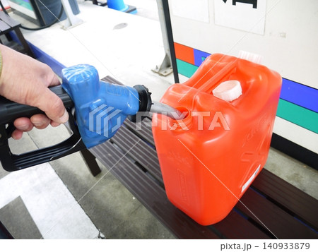 スタンドでの灯油のポリタンクへの給油 スタンドでの灯油のポリタンクへの給油 140933879