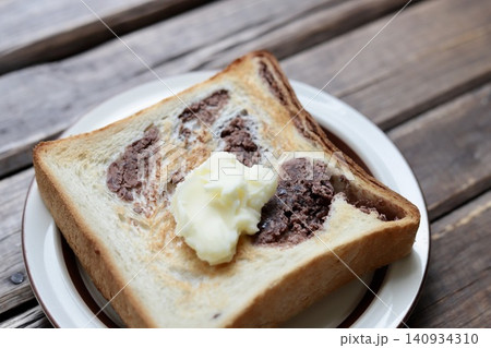 トーストした餡子がたっぷり練り込まれている食パン トーストした餡子がたっぷり練り込まれている食パン 140934310