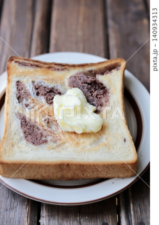 トーストした餡子がたっぷり練り込まれている食パン トーストした餡子がたっぷり練り込まれている食パン 140934313