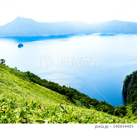 爽やかな夏の北海道弟子屈町阿寒摩周国立公園内にある第摩周湖 爽やかな夏の北海道弟子屈町阿寒摩周国立公園内にある第摩周湖 140934405