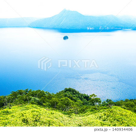 爽やかな夏の北海道弟子屈町阿寒摩周国立公園内にある第摩周湖 爽やかな夏の北海道弟子屈町阿寒摩周国立公園内にある第摩周湖 140934406