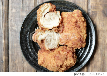 丸めて揚げたジューシーな鶏もも肉の大きな唐揚げの断面 丸めて揚げたジューシーな鶏もも肉の大きな唐揚げの断面 140934423