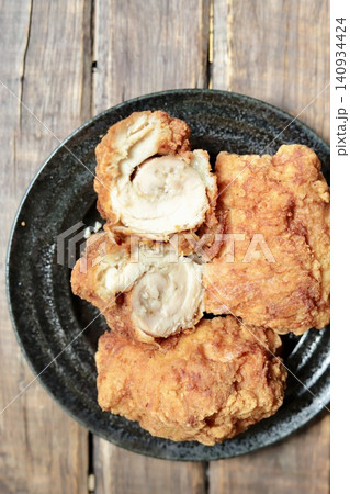 丸めて揚げたジューシーな鶏もも肉の大きな唐揚げの断面 140934424