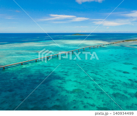 エメラルドグリーンの海に架かる池間大橋 ドローン撮影 エメラルドグリーンの海に架かる池間大橋 ドローン撮影 140934499