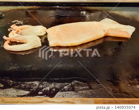 鉄板でイカの姿焼き 鉄板でイカの姿焼き 140935074