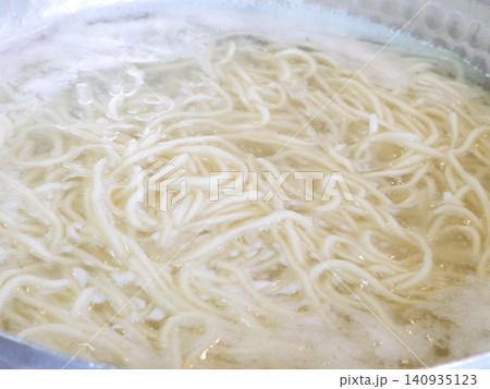 鍋で茹でているラーメンの麵 鍋で茹でているラーメンの麵 140935123