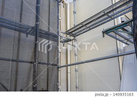 戸建て住宅の外壁重ね張りリフォーム工事 新旧サイディングの施工途中 戸建て住宅の外壁重ね張りリフォーム工事 新旧サイディングの施工途中 140935163