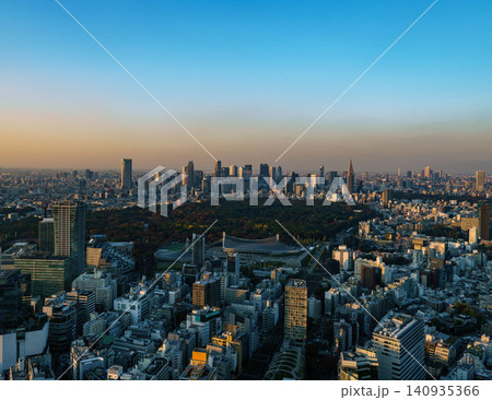 夕暮れ時の新宿御苑と新宿の高層ビル群のパノラマ 夕暮れ時の新宿御苑と新宿の高層ビル群のパノラマ 140935366