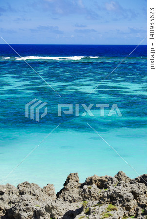 宮古ブルーの透明な海と手前の琉球石灰岩 宮古ブルーの透明な海と手前の琉球石灰岩 140935623