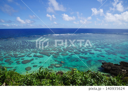 宮古ブルーの透明な海と手前の琉球石灰岩 インギャー 宮古ブルーの透明な海と手前の琉球石灰岩 インギャー 140935624