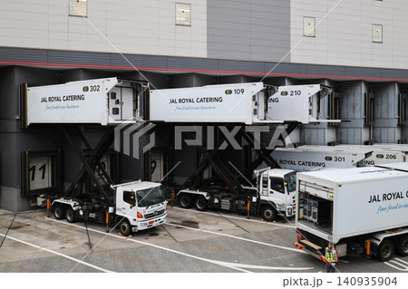 羽田空港近くの工場で機内食を積み込むトラック 羽田空港近くの工場で機内食を積み込むトラック 140935904