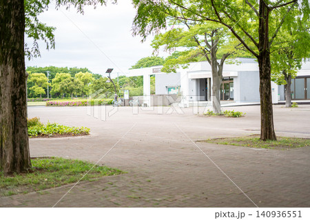 【舎人公園】新緑の木々とサービスセンター前の広場 【舎人公園】新緑の木々とサービスセンター前の広場 140936551
