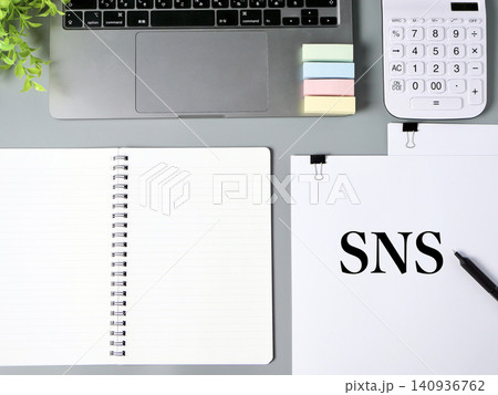 SNSをイメージしたノートパソコンとノートのデジタルマーケティング素材 140936762