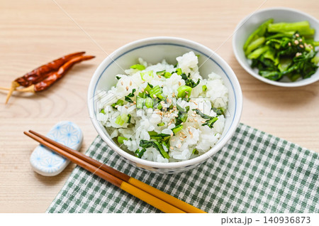 小松菜の漬物を混ぜ込んだ自家製の菜飯 小松菜の漬物を混ぜ込んだ自家製の菜飯 140936873