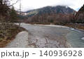 雪の残る山と川 140936928
