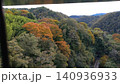 紅葉と緑の山々 140936933