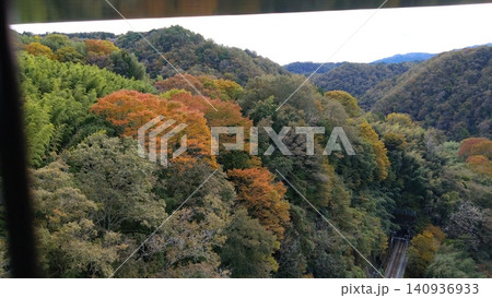 紅葉と緑の山々 紅葉と緑の山々 140936933