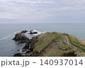 霧多布岬の遊歩道から見下ろす断崖絶壁と太平洋の岩礁 140937014