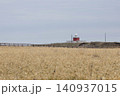 北海道・霧多布岬の草原の奥に佇む赤と白の霧多布岬灯台 140937015