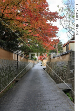 紅葉に彩られた城下町の小径 紅葉に彩られた城下町の小径 140937381