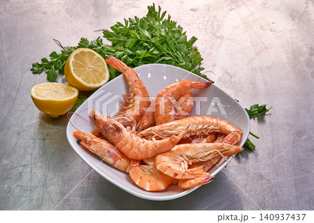 Bowl of cooked shrimp with parsley and lemon 140937437
