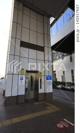 ゆりかもめ豊洲駅のエスカレーター出口(1A出口) ゆりかもめ豊洲駅のエスカレーター出口(1A出口) 140937687