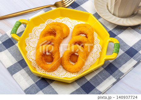 deep Fried Crispy Onion Rings, Golden Crunchy Breaded Onion Appetizer deep Fried Crispy Onion Rings, Golden Crunchy Breaded Onion Appetizer 140937724